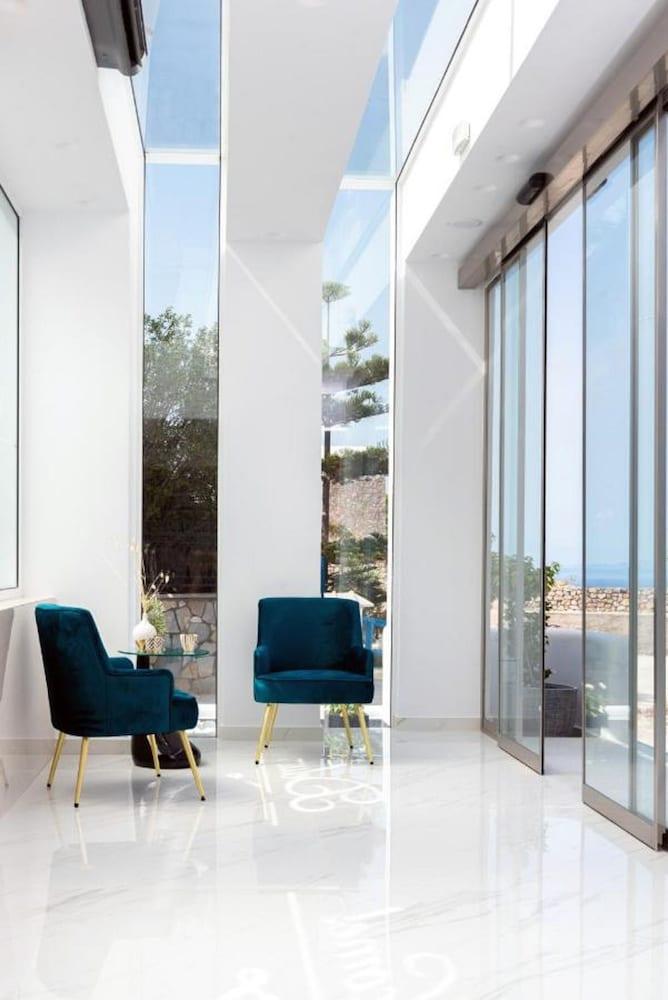 Deluxe Suites Santorini