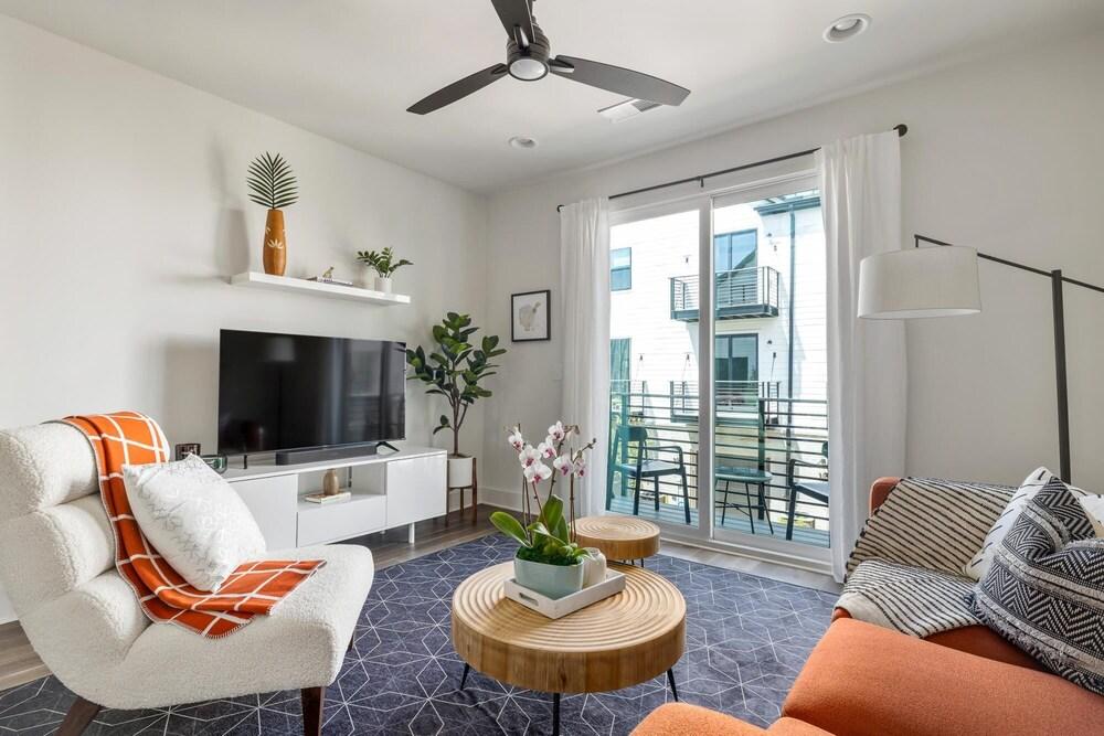 Cheerful Townhome With Garage EAV Local