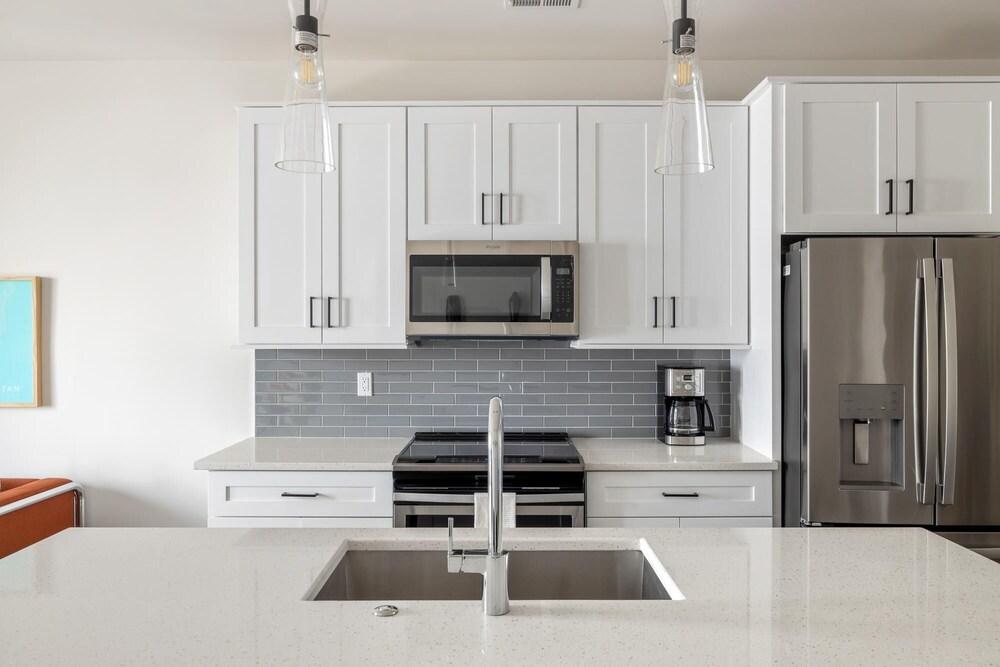 Cheerful Townhome With Garage EAV Local