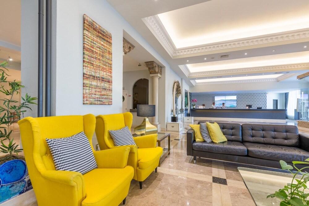 Fun Aparthotel Studio