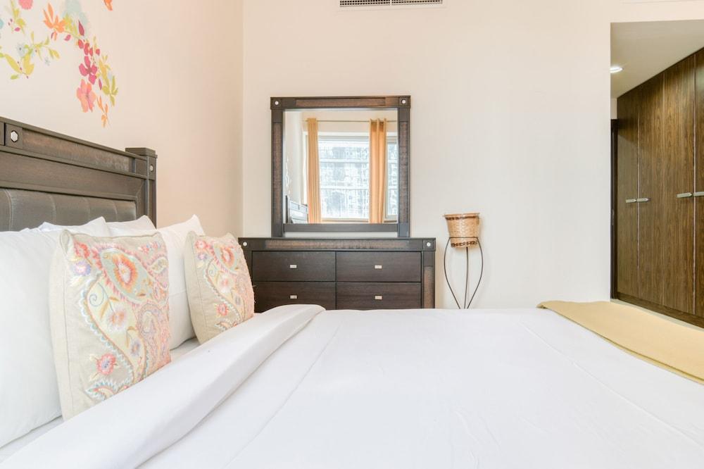 Executive Towers Amazing 1BR Onsite Pool Business bay