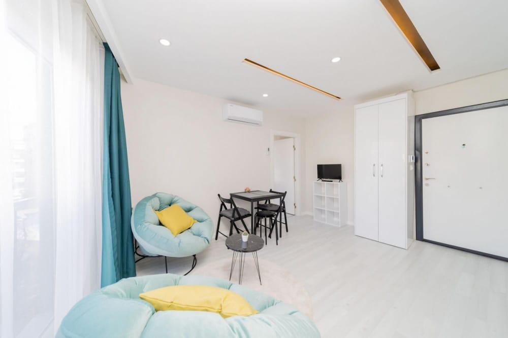 Charming Home With Balcony in Muratpasa