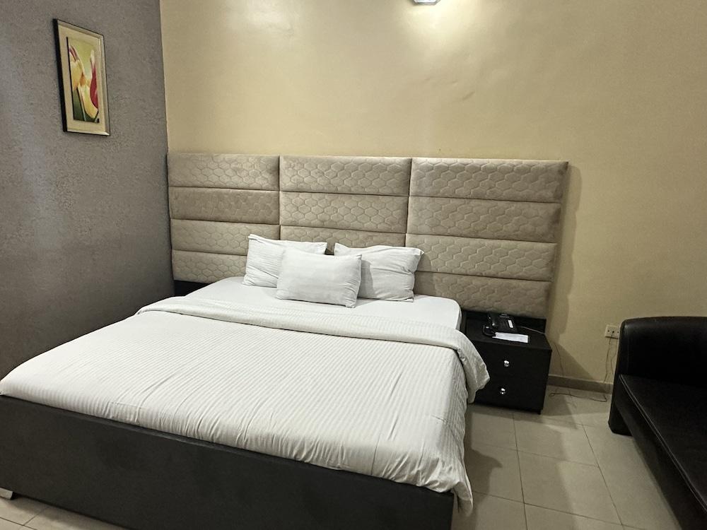 Msquare Whitehouse Hotel