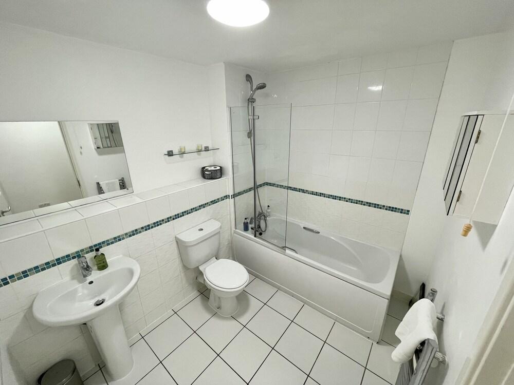 Comfortable City Centre Flat - Terrace and Parking