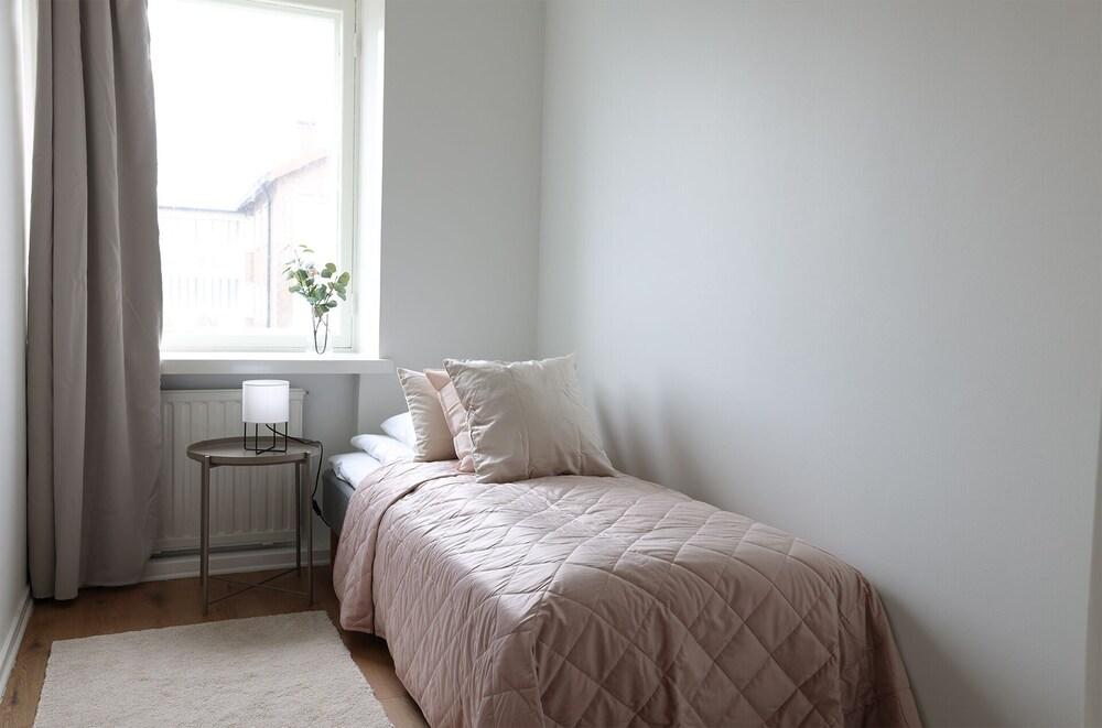 2ndhomes 102m2 3BR Apartment w Balcony