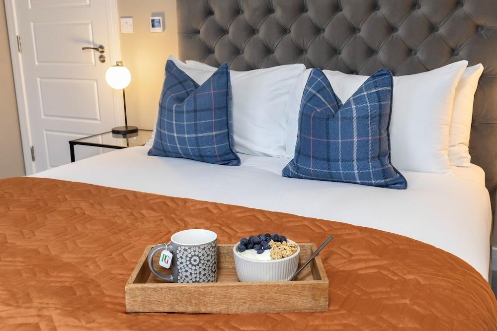 Elliot Oliver - Stylish Loft Style 2 Bedroom Apartment With Parking