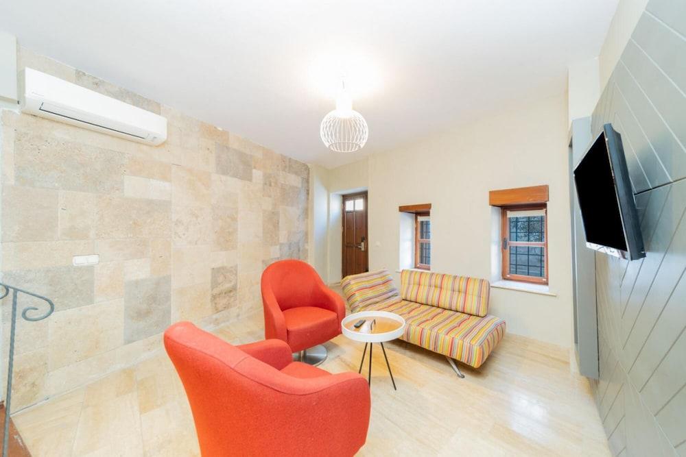 Mesmerizing Hotel Room Near Hadrian s Gate