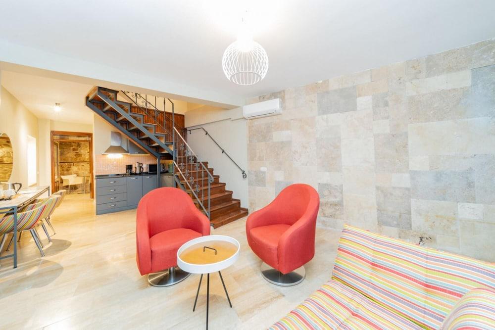 Mesmerizing Hotel Room Near Hadrian s Gate