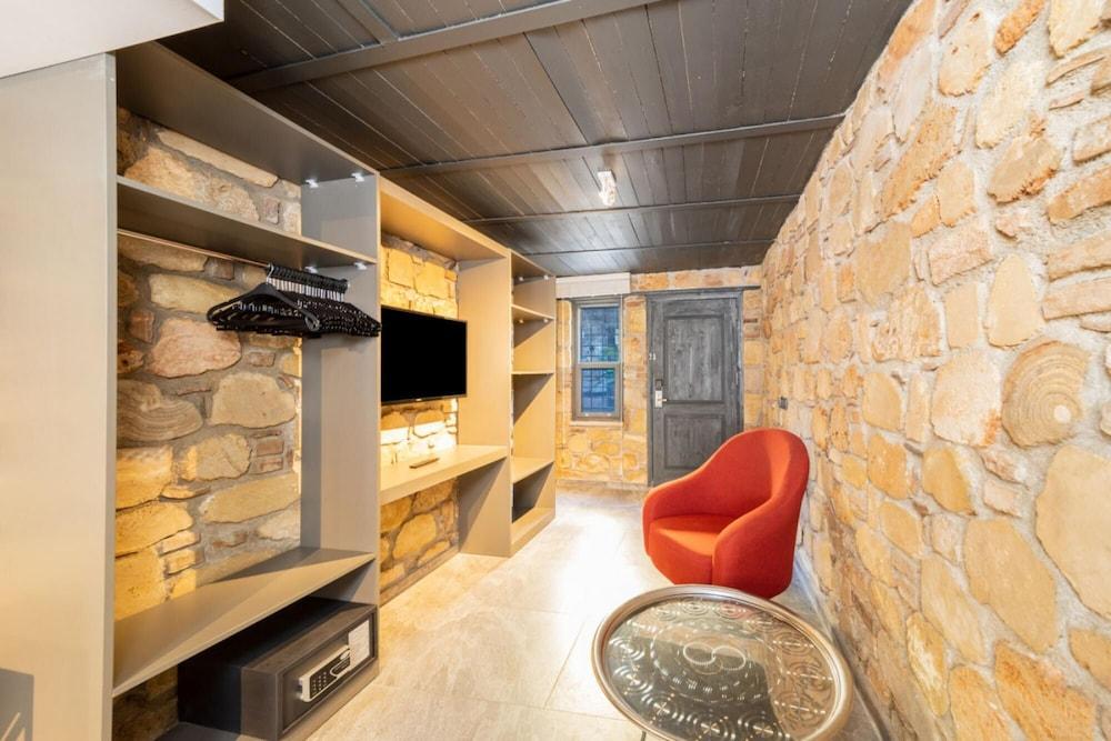 Marvelous Studio Hotel Room Near Hadrian s Gate