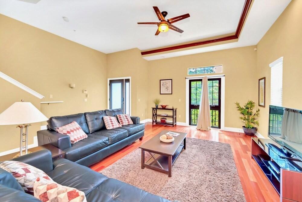 Near Disney - 4BR Townhome - Resort Pool Access