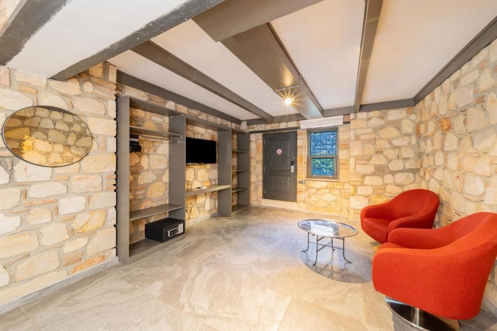 Charming Hotel Room Near Hadrian s Gate