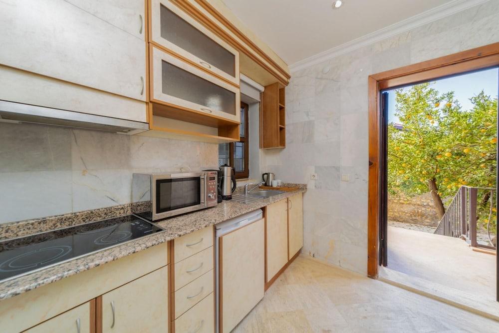 Fascinating Hotel Room Near Hadrian s Gate