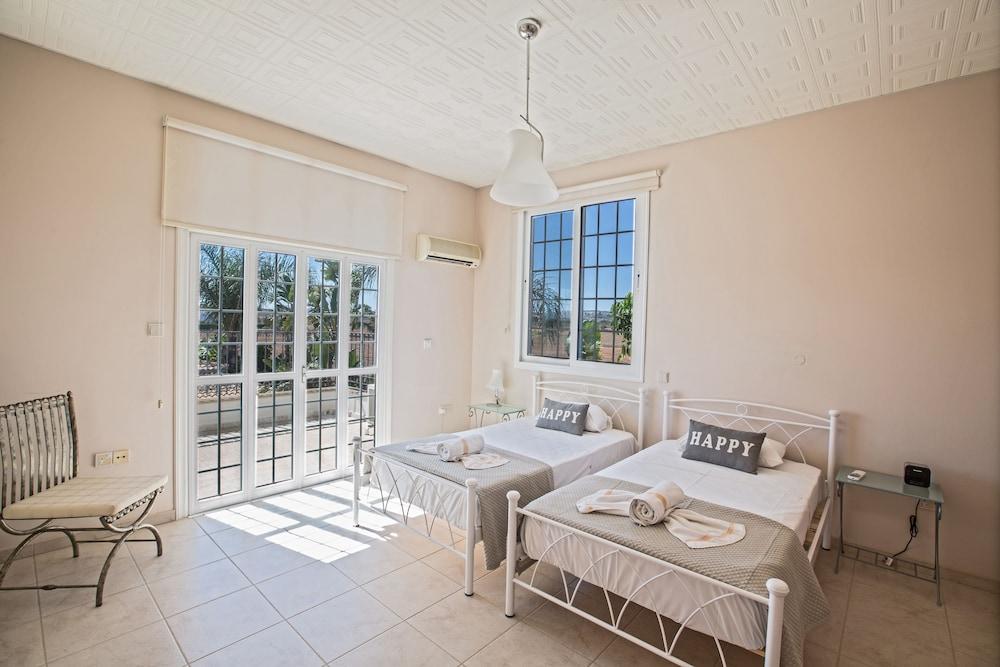 Papas Family Villa With Private Pool Wheelchair Accessible