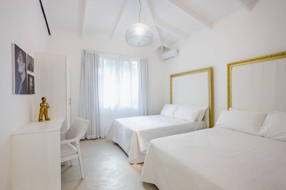 Gigi Brown Villa Paparazzi