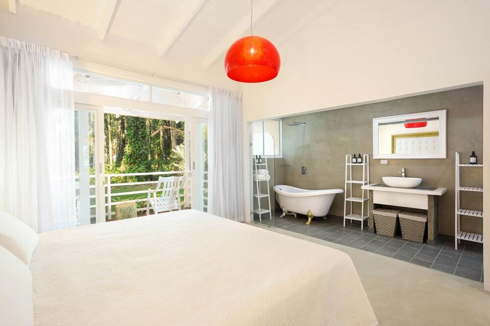 Gigi Brown Villa Paparazzi