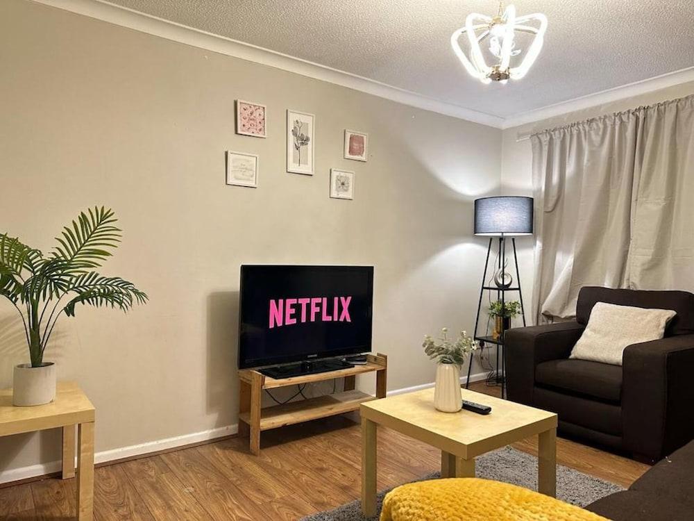 Entire Beautiful 2 Bedroom House With Free Parking Manchester