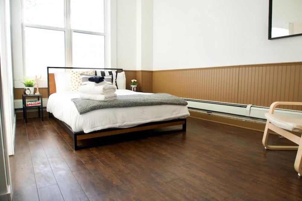 Stunning Large Gorgeous Space DT Parking Coffee