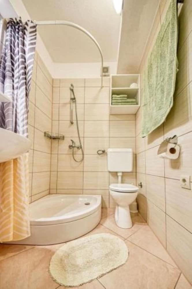 Ennio - 100m From the Beach - A2 Zeleni