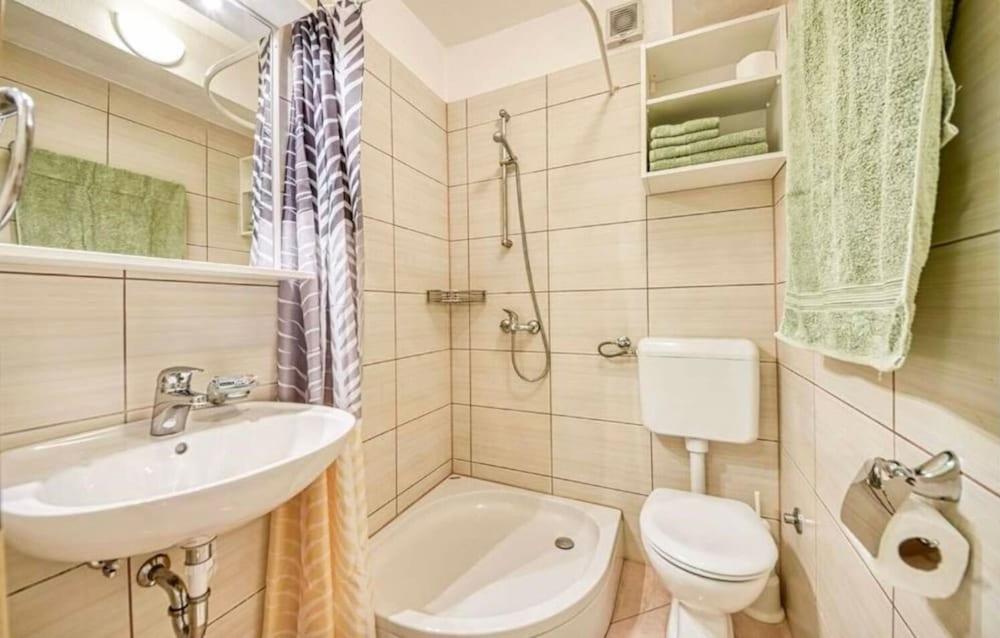 Ennio - 100m From the Beach - A2 Zeleni