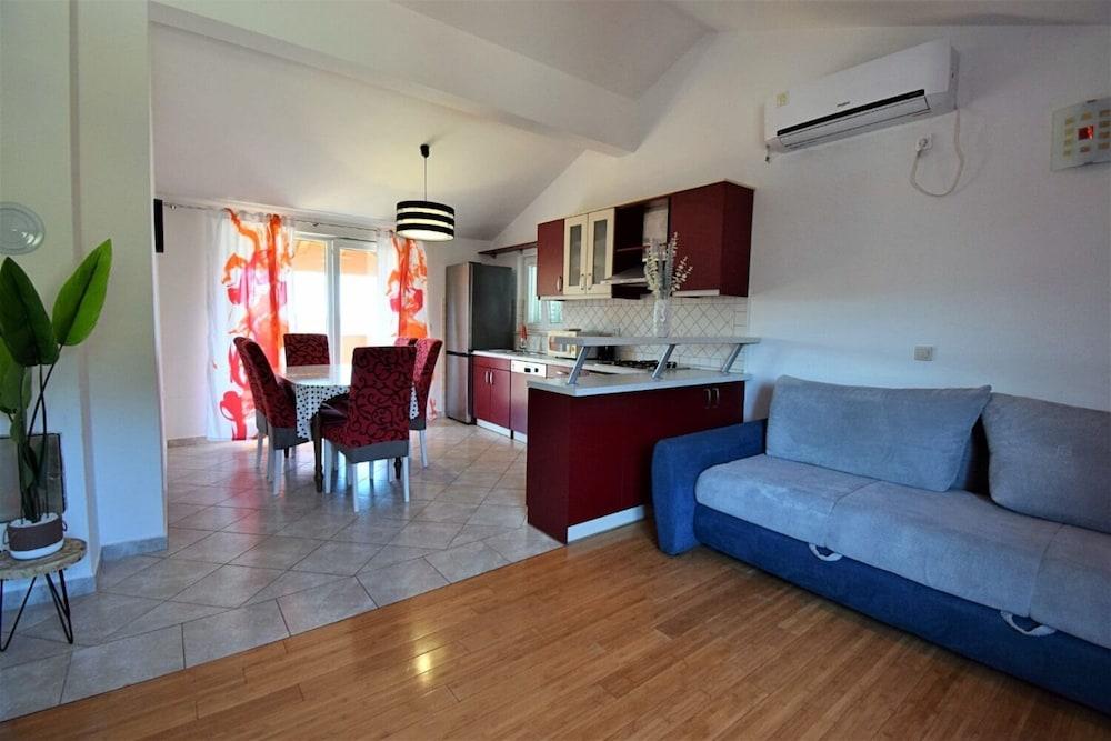 Pero - Free Parking - A2- Crveni