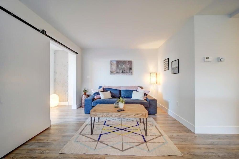 Stylish Modern Condo w Parking Location Coffee