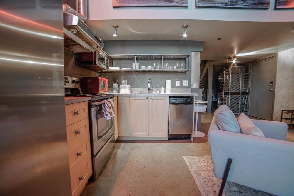 Charming 1BR W Sofa Bed and Private Balcony