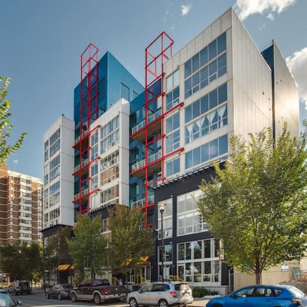 Charming 1BR W Sofa Bed and Private Balcony