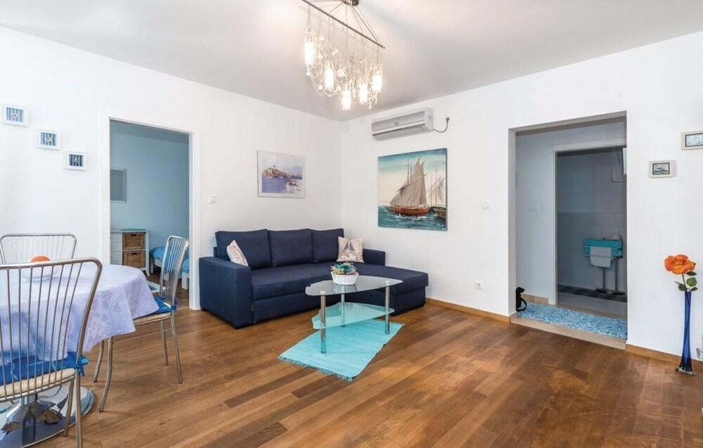 Big Blue - Terrace Lounge - A1