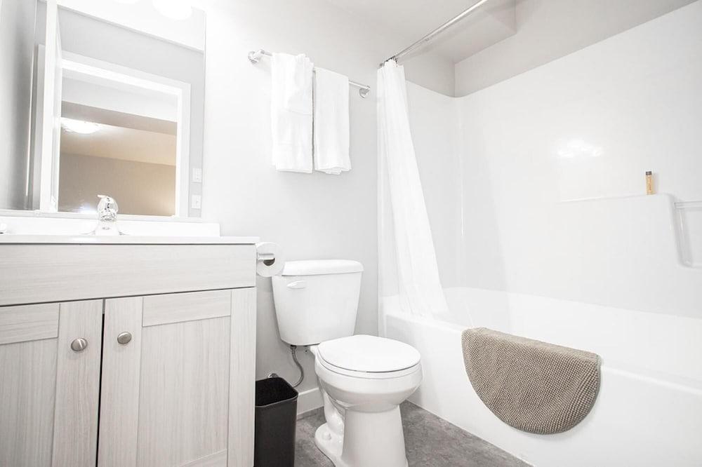 4bed 2bath Townhouse With Laundry Parking Wi-fi