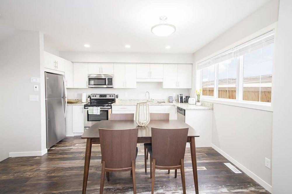 4bed 2bath Townhouse With Laundry Parking Wi-fi