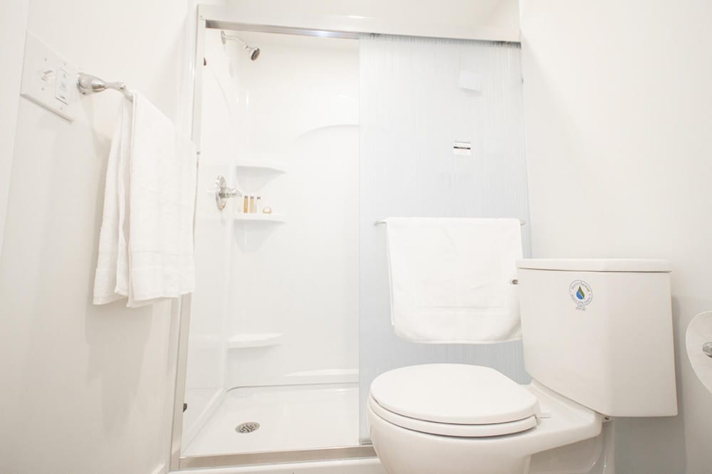 Bright Modern 4bed 2bath Townhouse With Parking