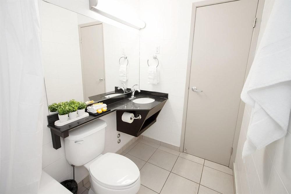 Modern Downtown One-bedroom Suite With Parking