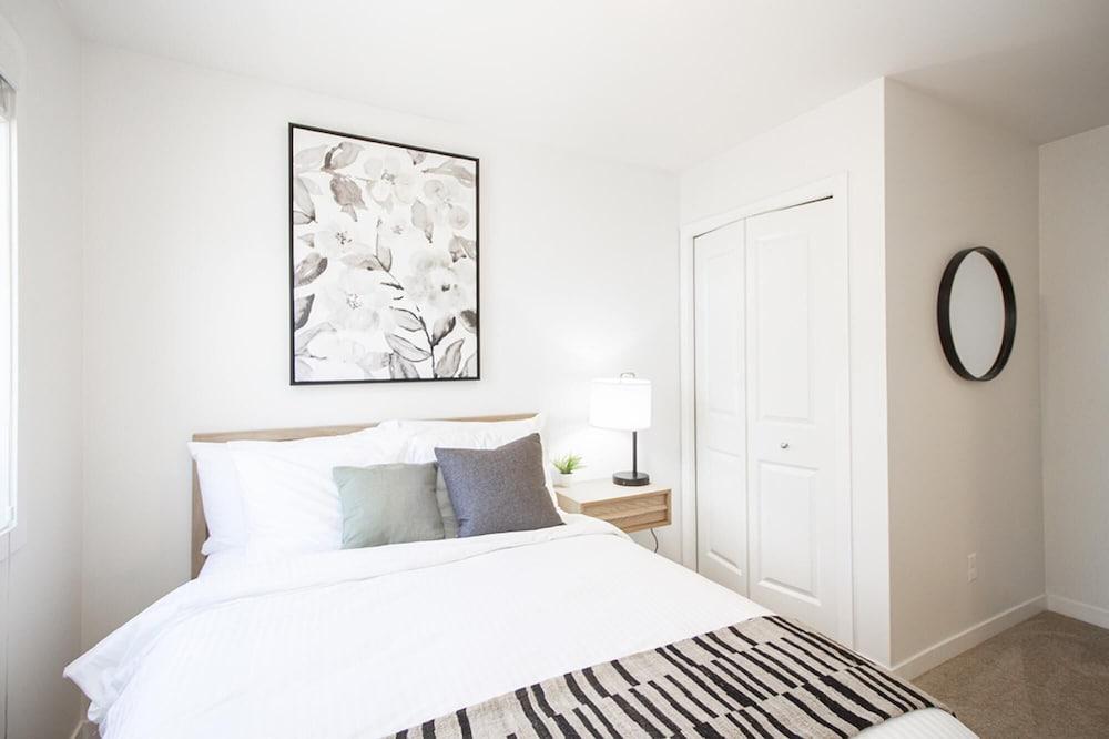 Luxurious 3 Bedroom Townhouse Free Parking and Wifi