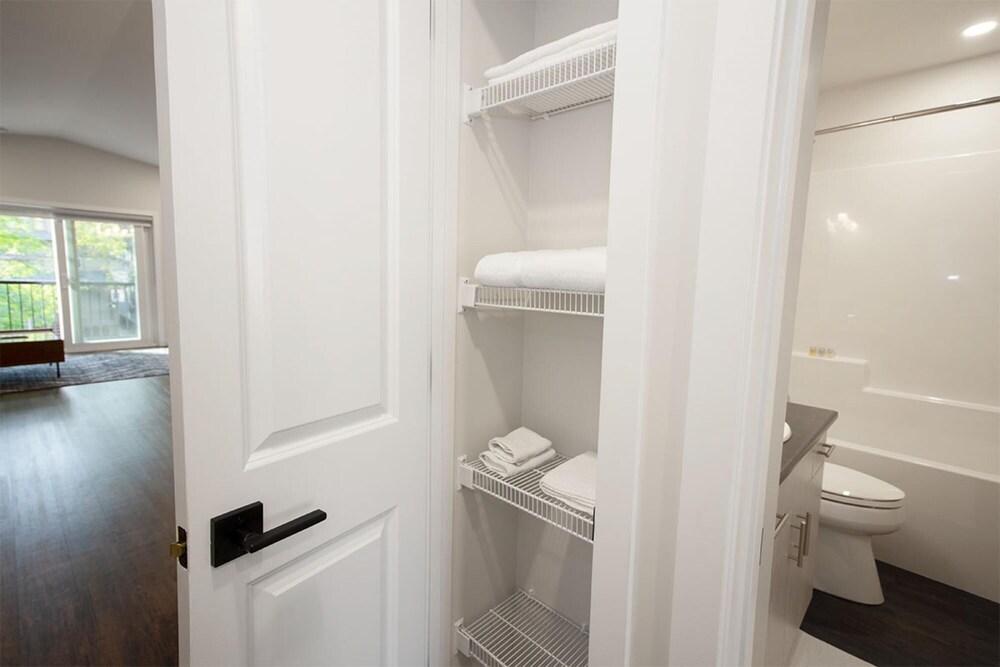 Gorgeous 2-bedrooms Duplex Upper Unit