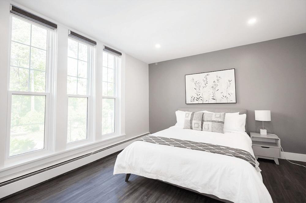 Unique 3BR 2bath Quadplex Free Parking Laundry