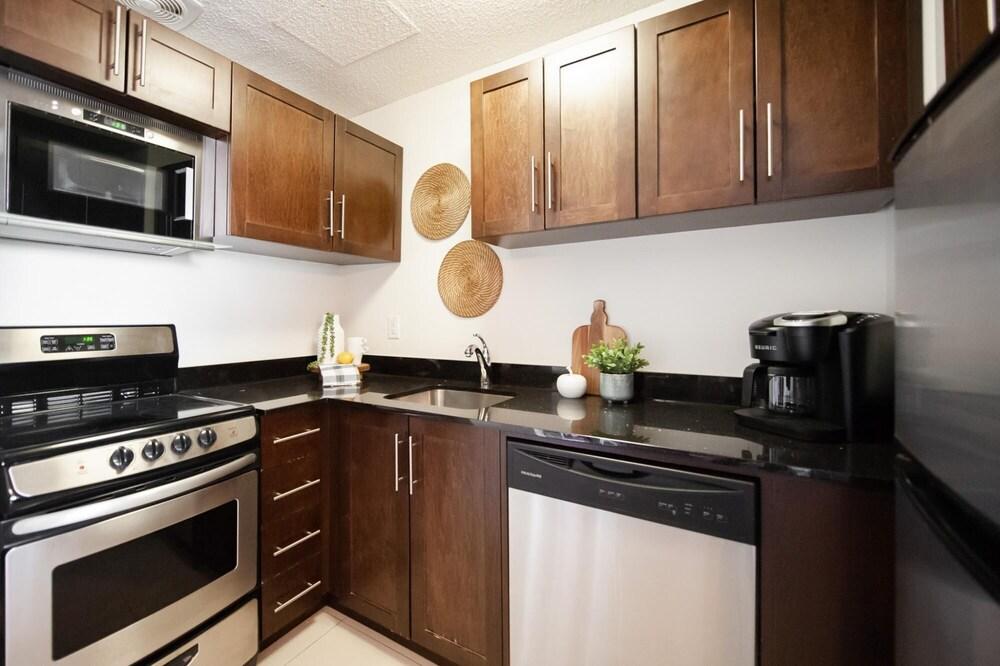 Luxury Downtown One Bedroom Suite