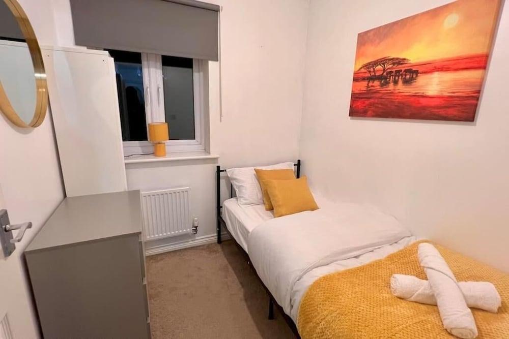 Modern 3 BR House for Contractors