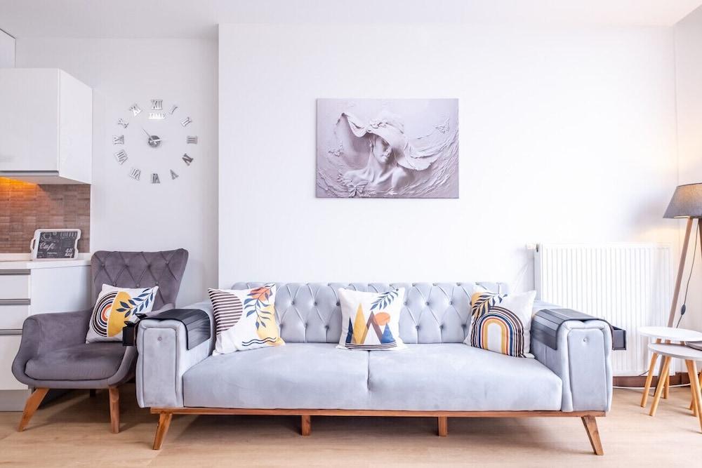 Charming Flat With City View in Atasehir