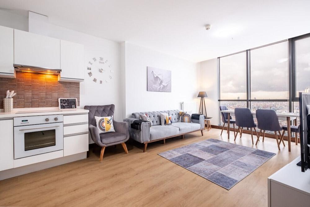 Charming Flat With City View in Atasehir