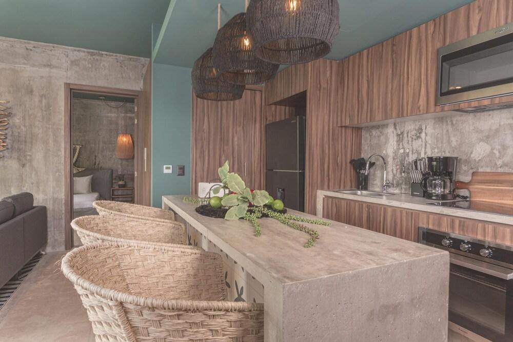 Stunning 2 Bed Condo Pools Gym Cenote Access