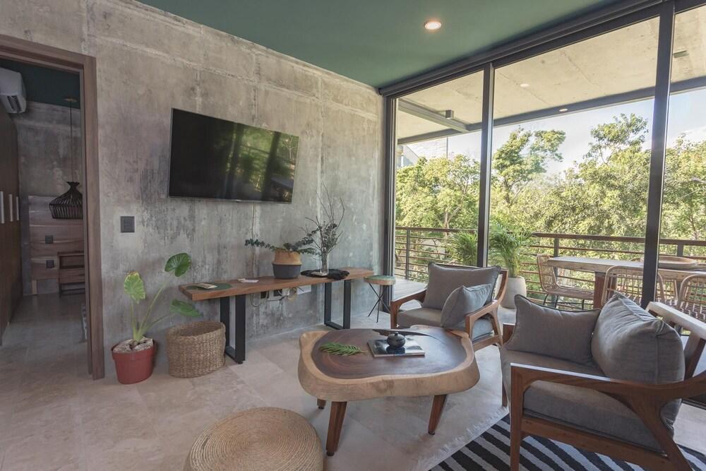 Stunning 2 Bed Condo Pools Gym Cenote Access