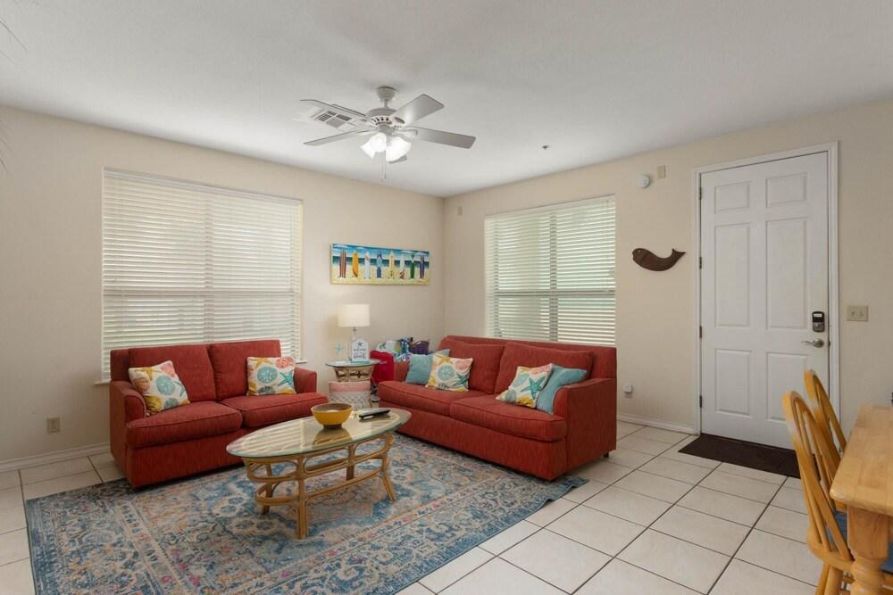 Two Bedroom Condo - Short Walk to the Beach