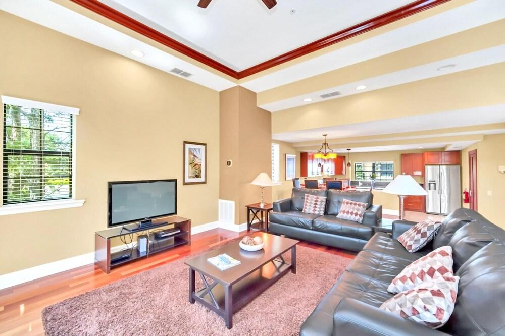 4BR Townhome - Near Disney - Resort Pool Access