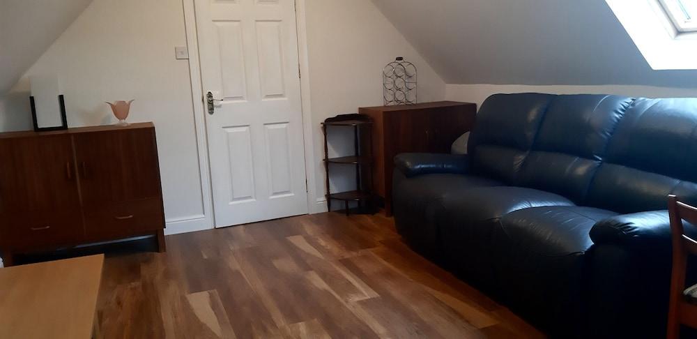 1 Bed Flat - Sleeps 4 - Garden - Parking - Wifi