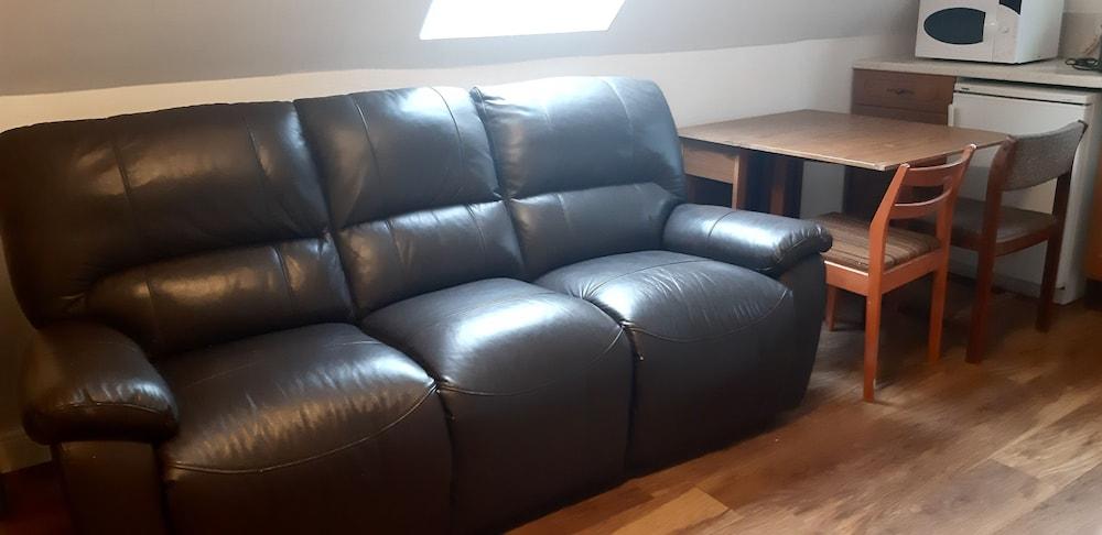 1 Bed Flat - Sleeps 4 - Garden - Parking - Wifi