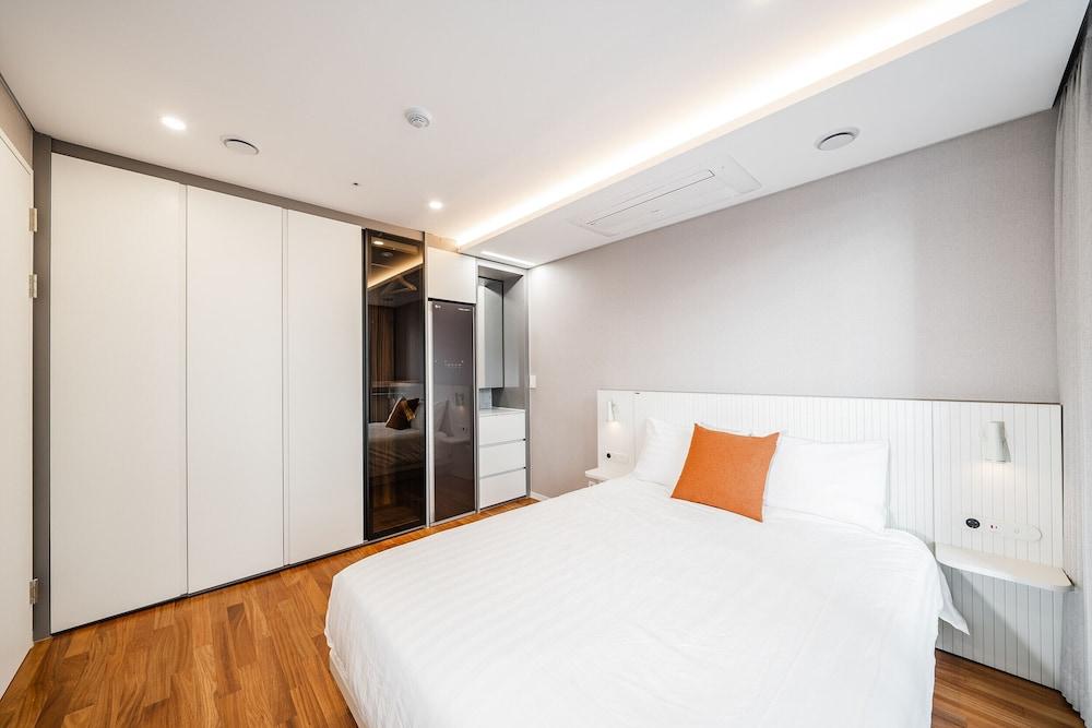 Seocho Intoraon Hotel and Residence