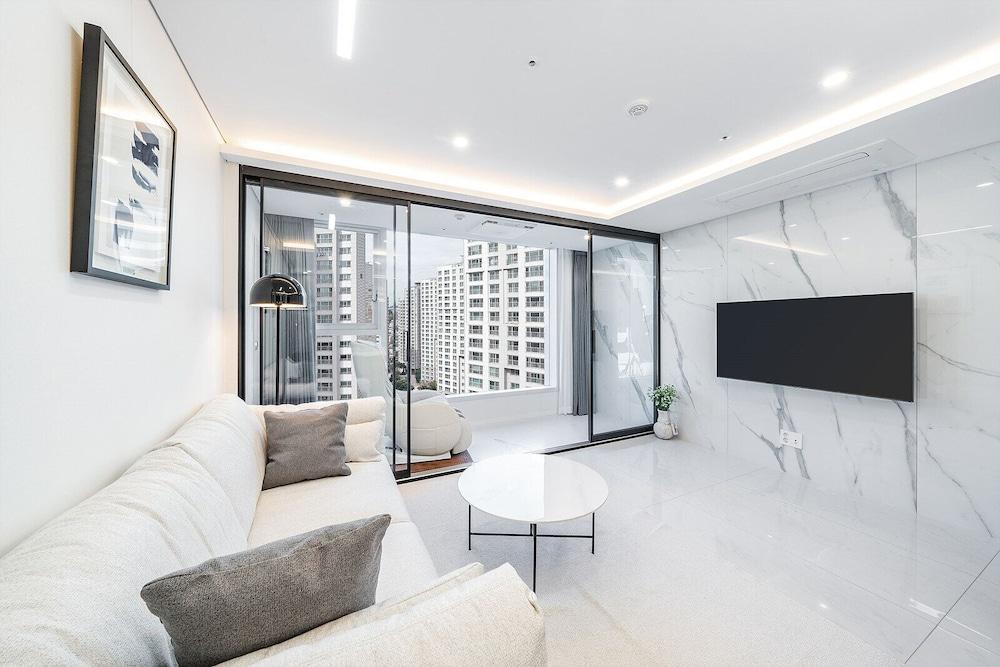 Seocho Intoraon Hotel and Residence