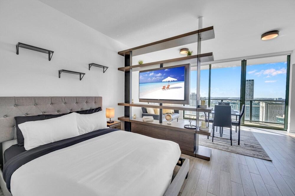 Spacious Apartment with City View