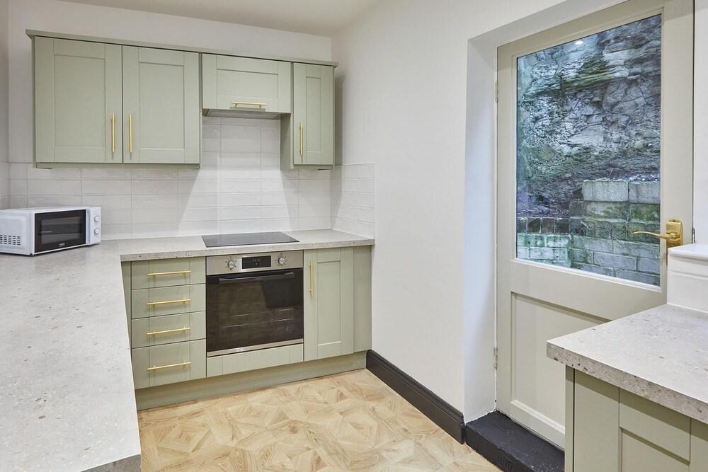 Host Stay Toffee Crackle House