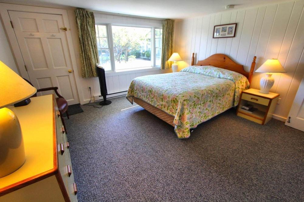 Brant Point Courtyard